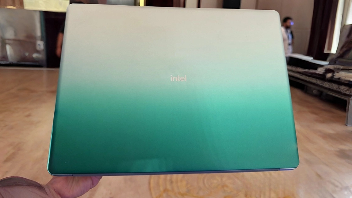 Review of the first working laptop with Intel chips: new horizons of technology