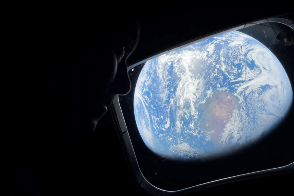 Космічний корабель Orion на фоні Місяця