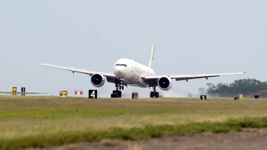 Науковий літак NASA Boeing 777 на аеродромі