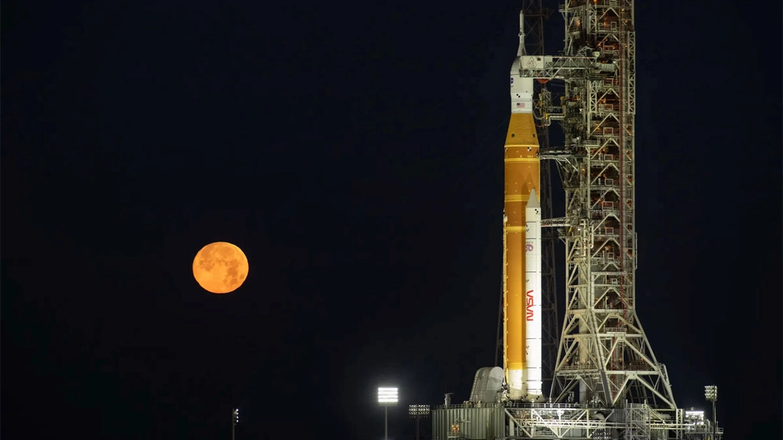 Ракета SLS на стартовому майданчику