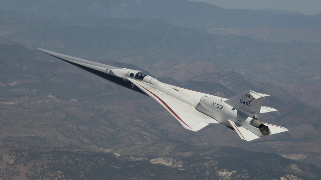 Експериментальний літак NASA X-59 у небі