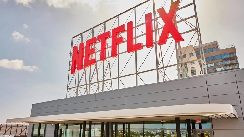Netflix повышает стандарты: новая вывеска на крышах города