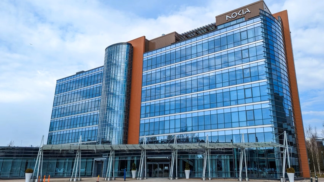 Логотип Nokia на будівлі компанії