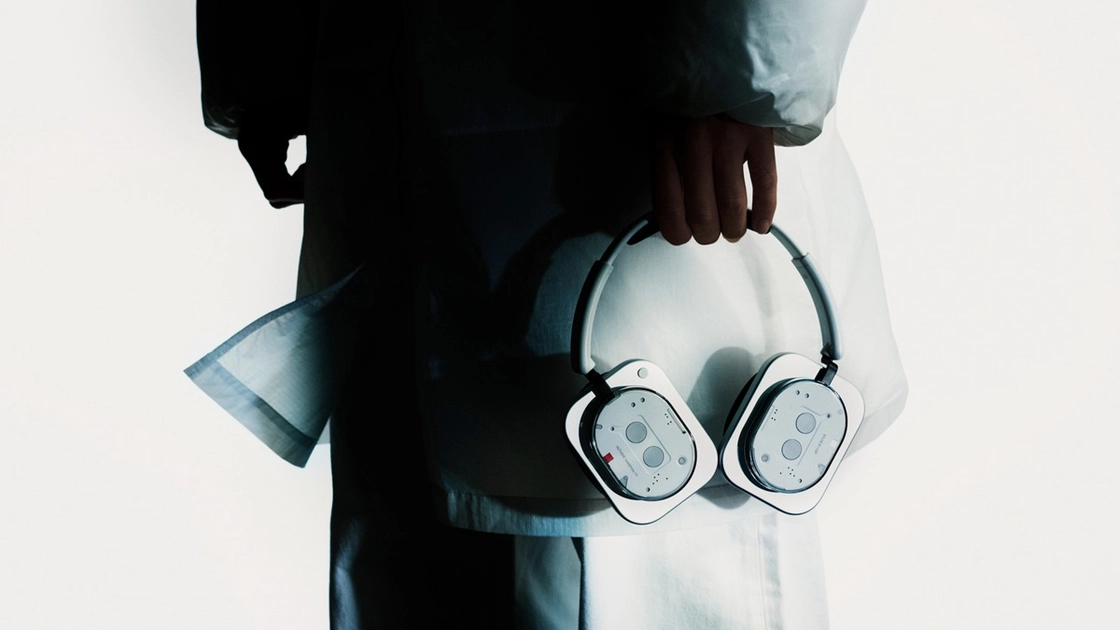 Exploring the Silence: A First Look at Nothing's Headphone (1)