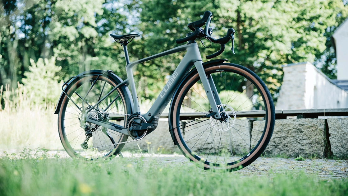 Електровелосипед Cube Nuroad Hybrid C:62 Race у повному оснащенні