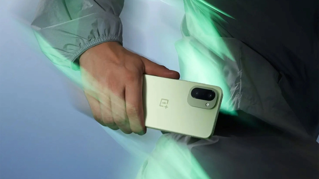 Компактний смартфон OnePlus 15T у білому кольорі