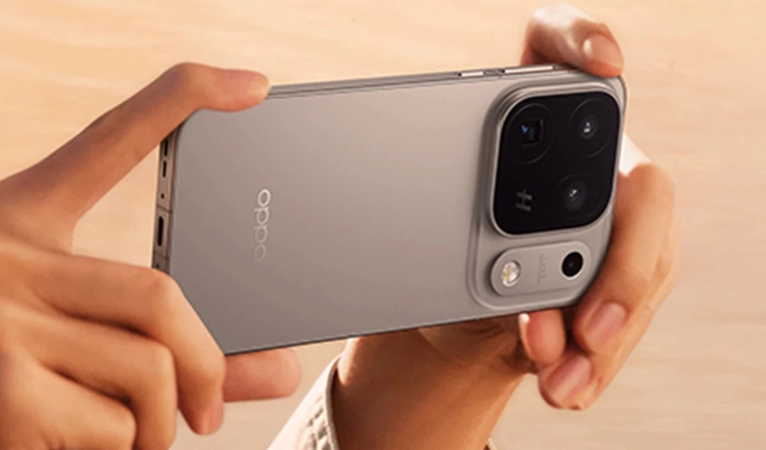 Le Find X10 Pro Max en coloris Moon White, avec son module caméra signature.