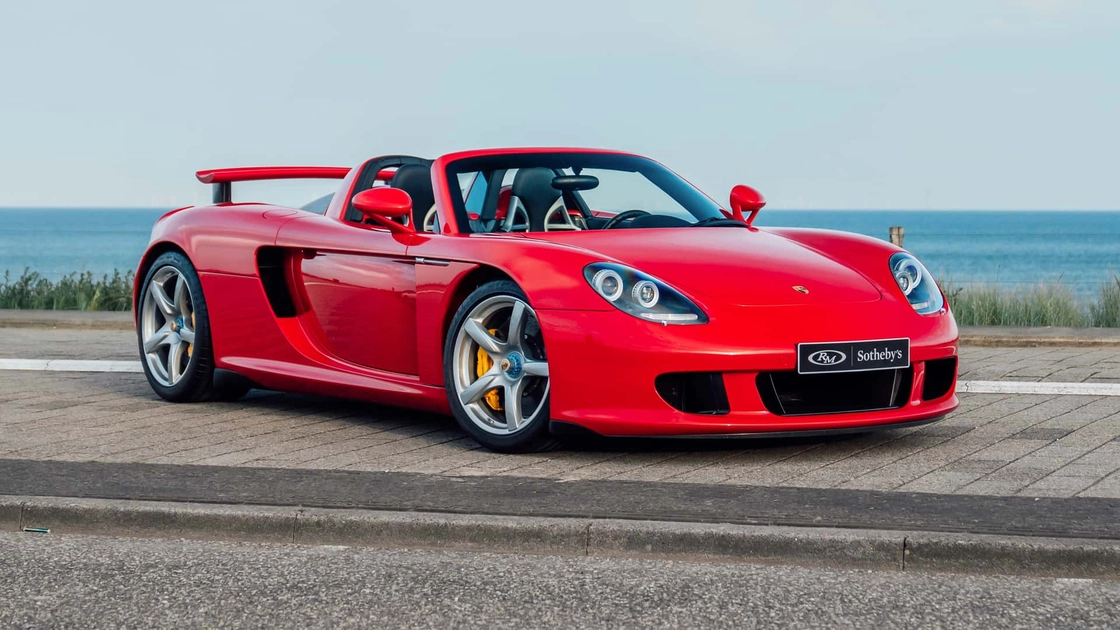 Червона Porsche Carrera GT на фоні природи