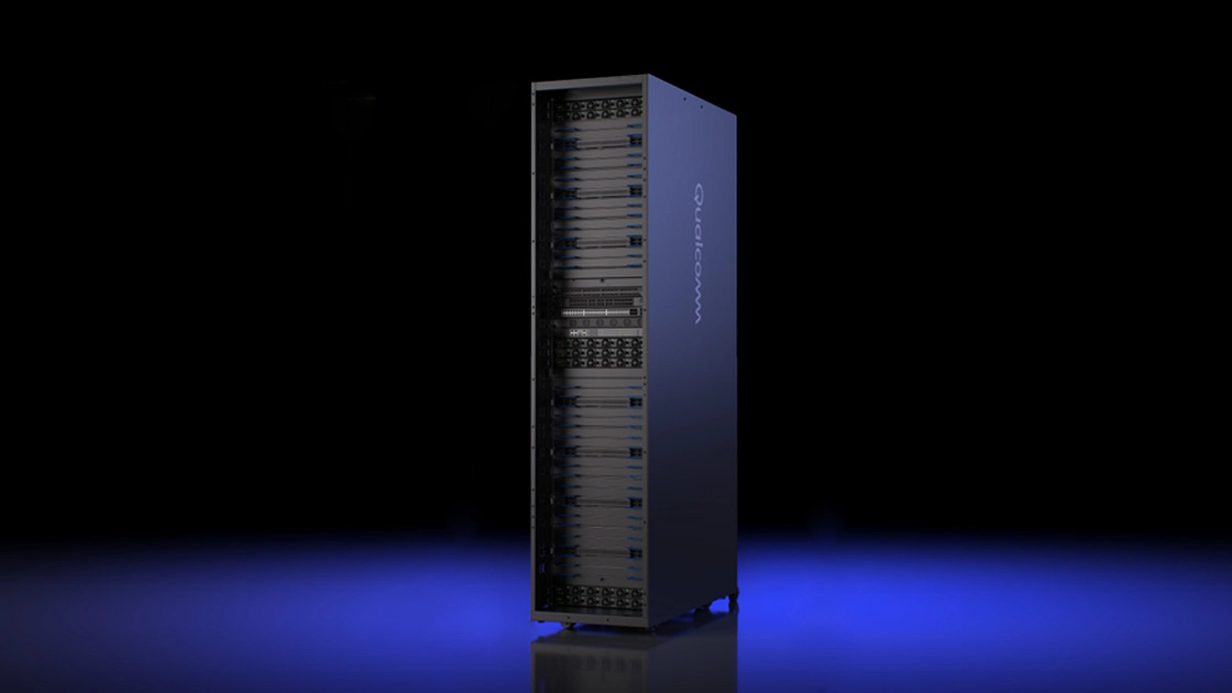 Серверна стійка Qualcomm AI200 на виставці