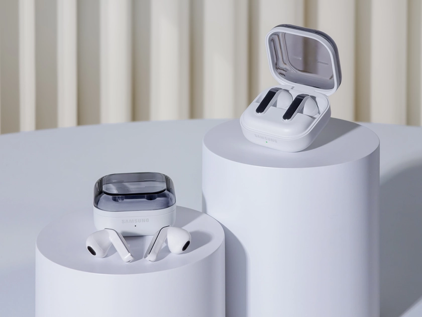 Нові бездротові навушники Samsung Galaxy Buds4 у футлярі