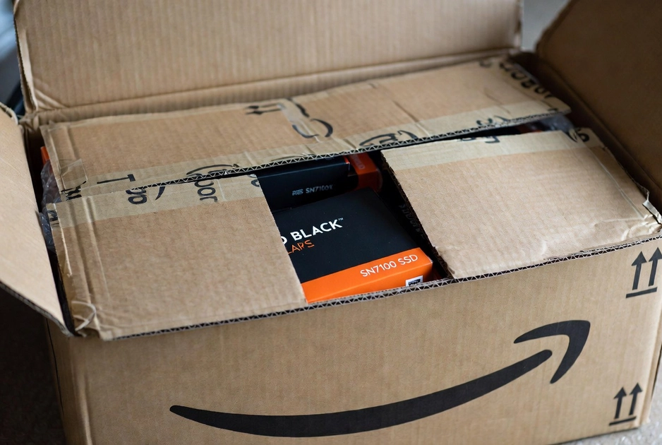 Десять накопичувачів WD Black SN7100 у заводській упаковці