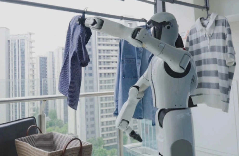 The Shiguang S1 robot in action at home. Photo: GigaBrain