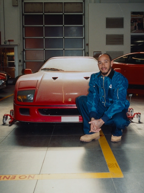 Льюис Хэмилтон рядом с Ferrari F40 в Маранелло