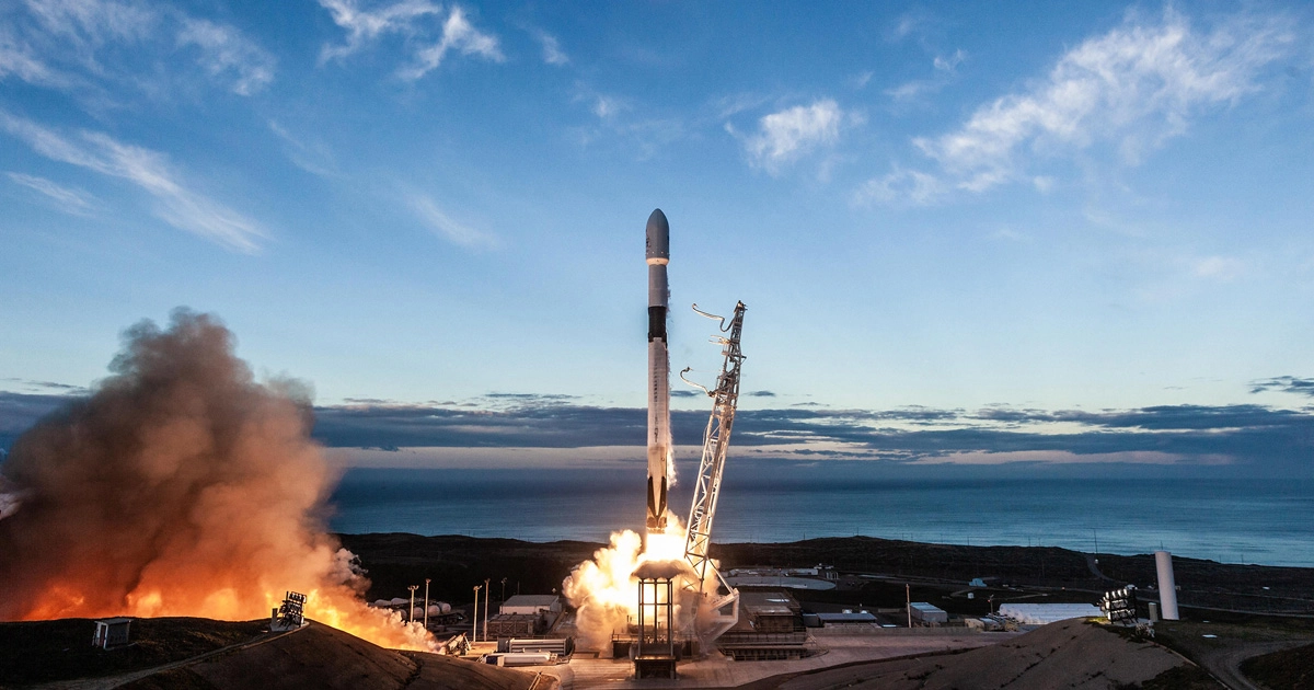 Ракета Falcon 9 під час запуску в космос