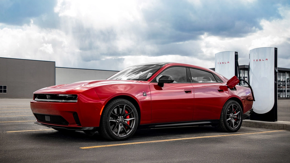 Електромобіль на станції Tesla Supercharger