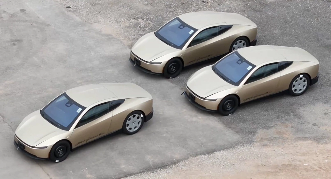 Безпілотні таксі Tesla Cybercab на заводі