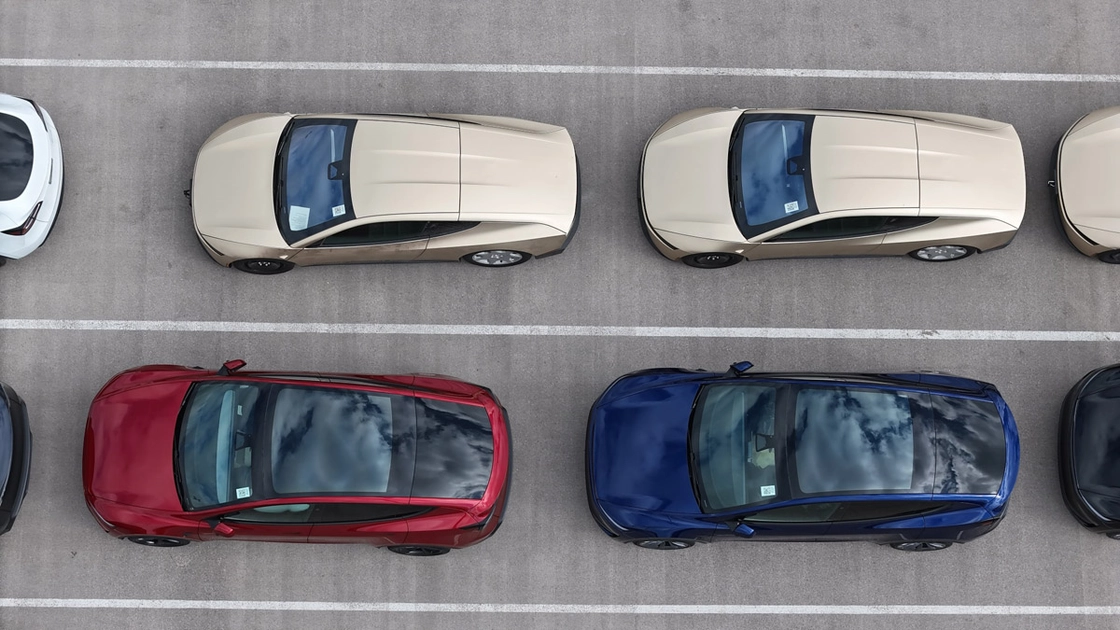 Порівняння розмірів Tesla Cybercab та Model Y