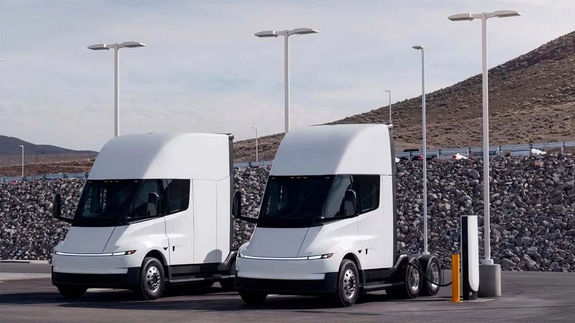 Зарядні пости Megacharger для Tesla Semi