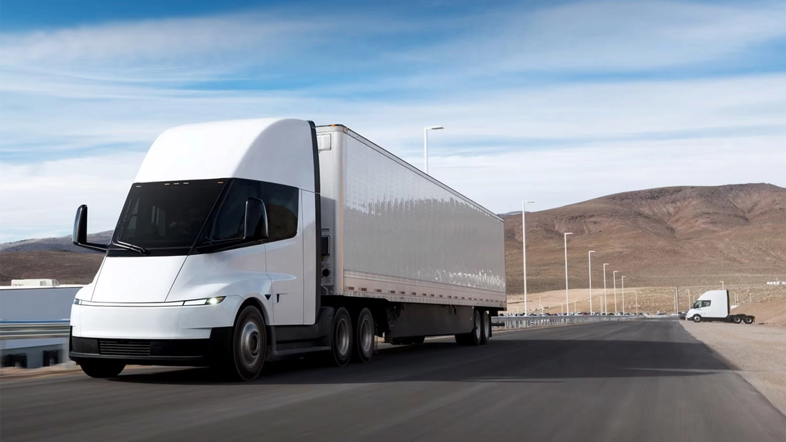 Електрична вантажівка Tesla Semi на заводі