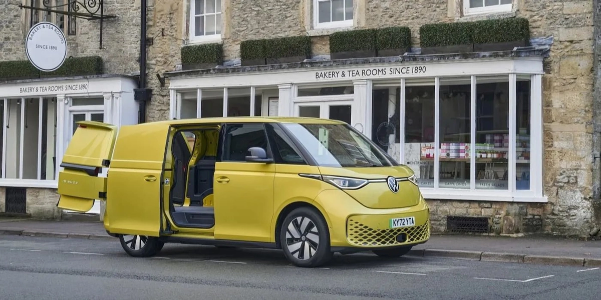 Volkswagen ID. Buzz Cargo жовтого кольору з відчиненими дверима на вулиці