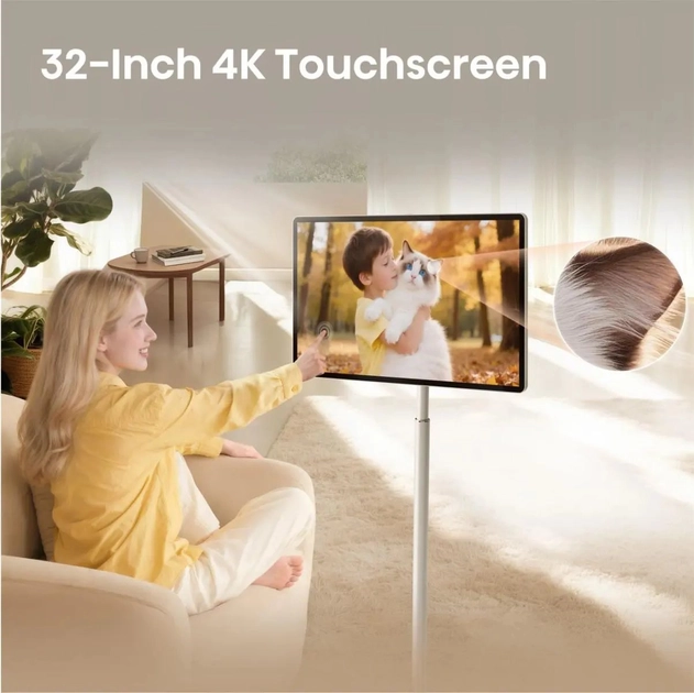 Écran Hisense RoamView 32 pouces sur pied, en usage salon