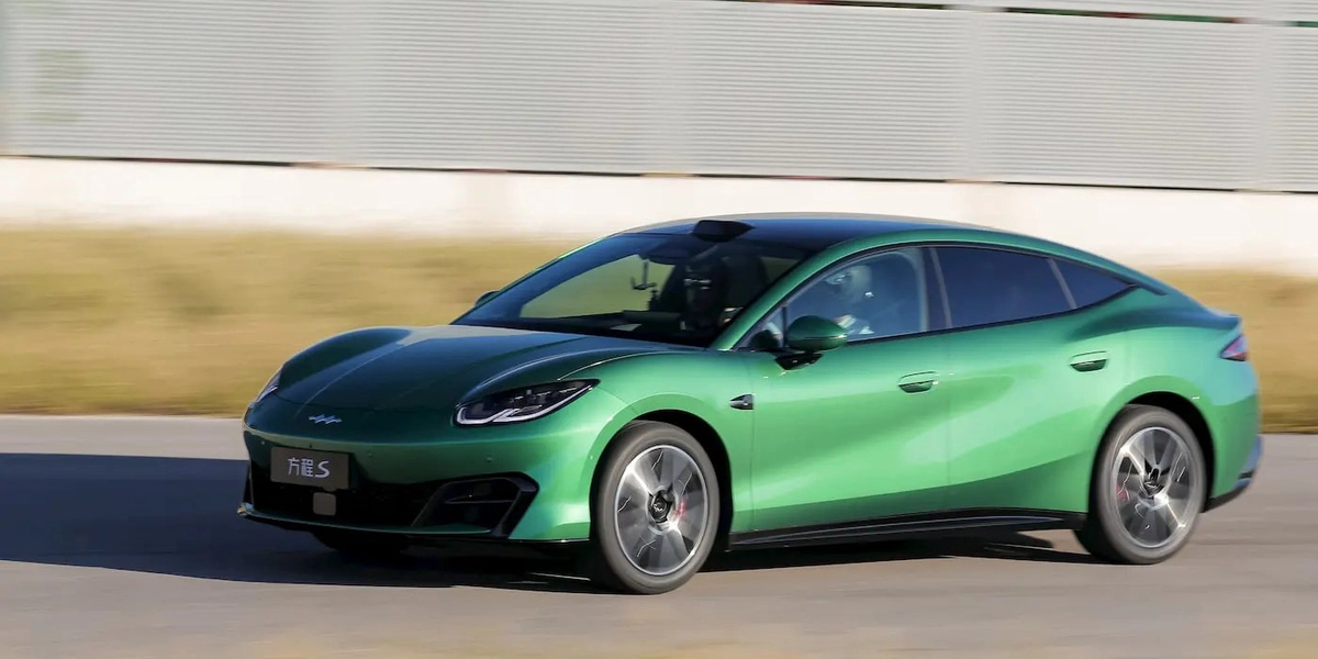 Зелений електроседан BYD Formula S у русі на трасі