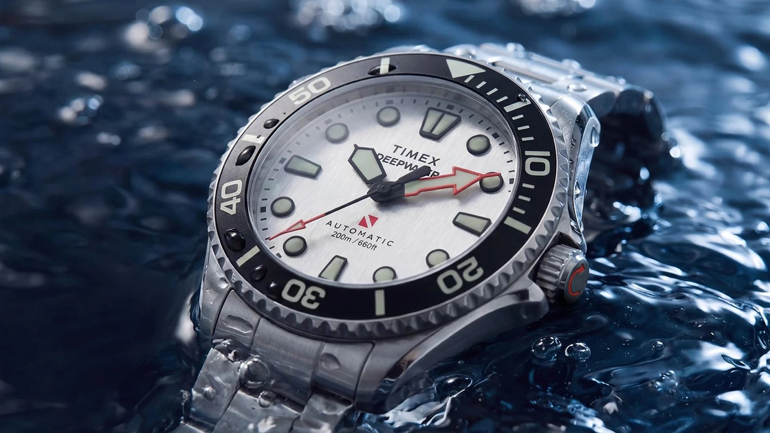 Timex Deepwater Meridian 200 HEV Automatic sur bracelet acier dans l'eau