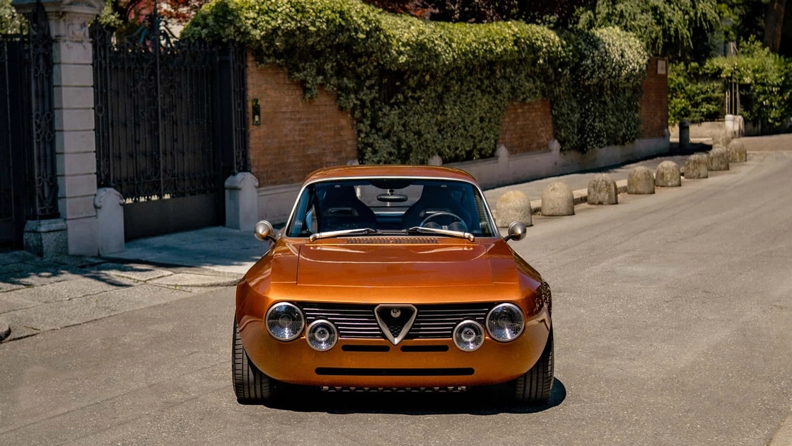 Рестомод Totem Automobili Giulia Euforia синього кольору