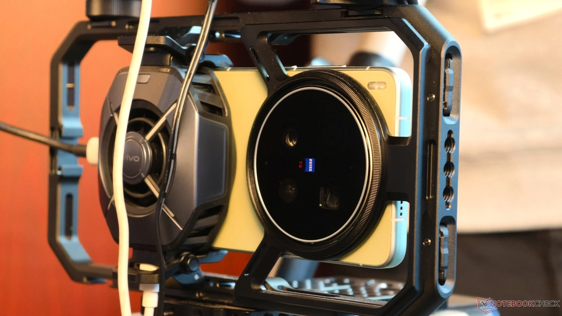 Блок камер смартфона Vivo X300 Ultra