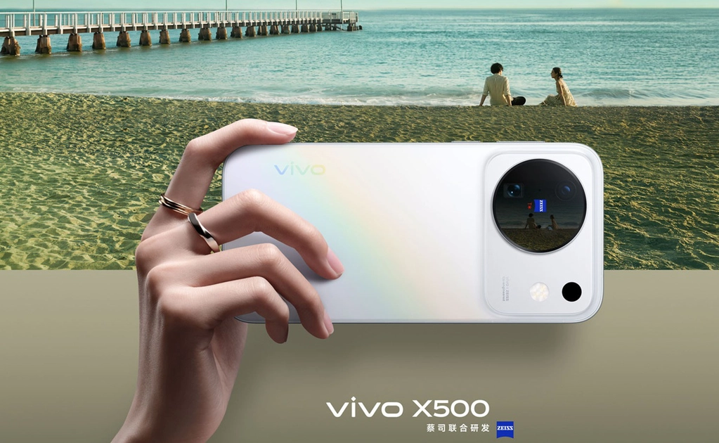 The Vivo X500's flat 6.59-inch OLED display with 144Hz refresh and 4000-nit peak brightness.