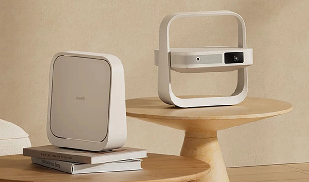 Компактний проектор Xgimi Z6X на підставці