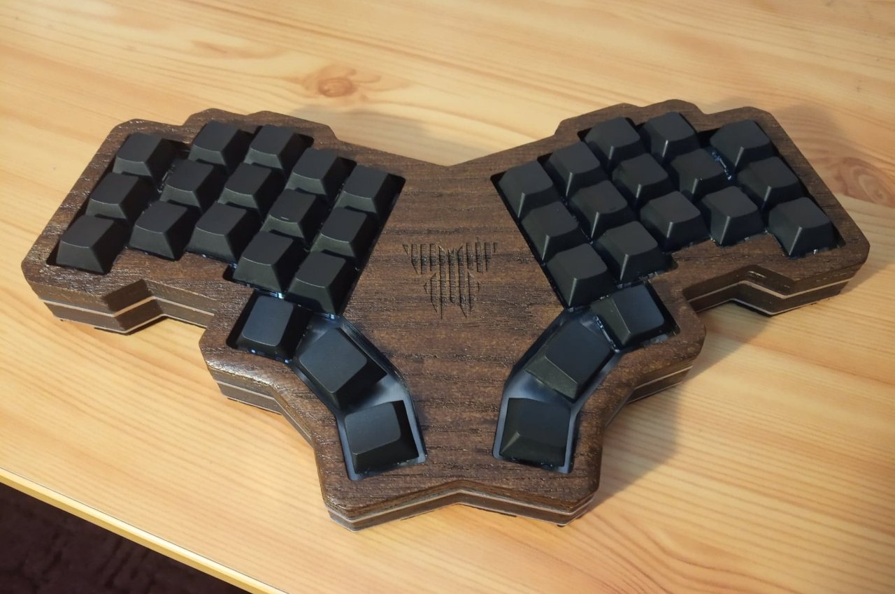Absolem DIY mechanical keyboard mixes class and geekiness in a handsome wooden package