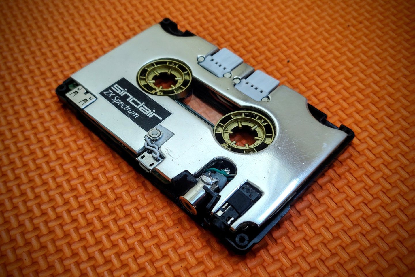 Quelqu'un a réussi à insérer un ordinateur Raspberry Pi entier dans le corps d'une cassette