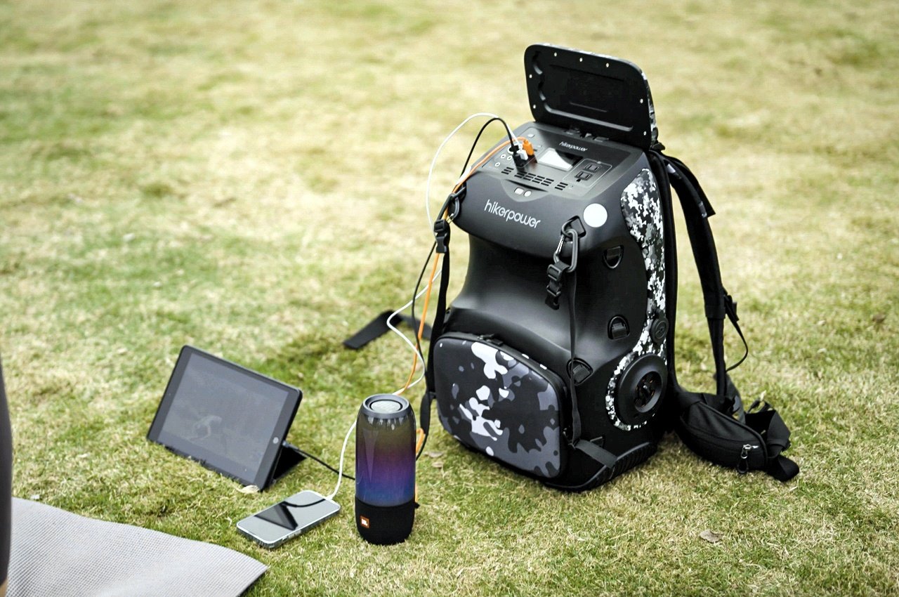 Ce sac à dos rigide d'inspiration DSLR contient une station d'alimentation portable qui peut recharger votre vélo électrique