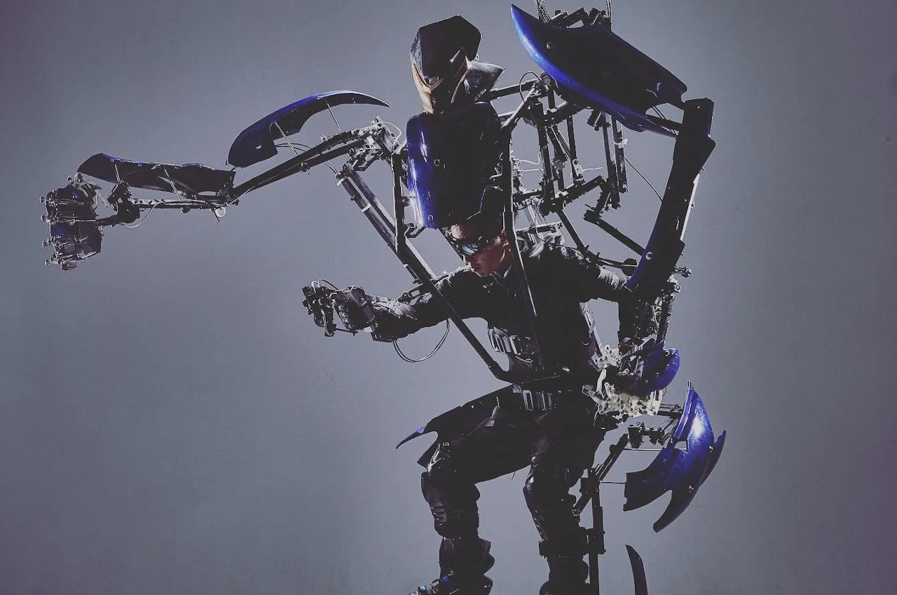 Este ligero exoesqueleto no necesita pilas para darte poderes sobrehumanos