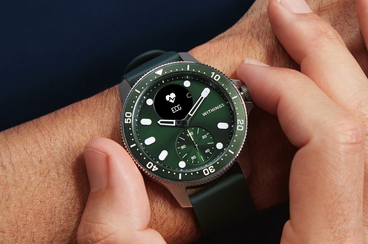 Withings Scanwatch Horizon Smartwatch parece un reloj de buceo de lujo