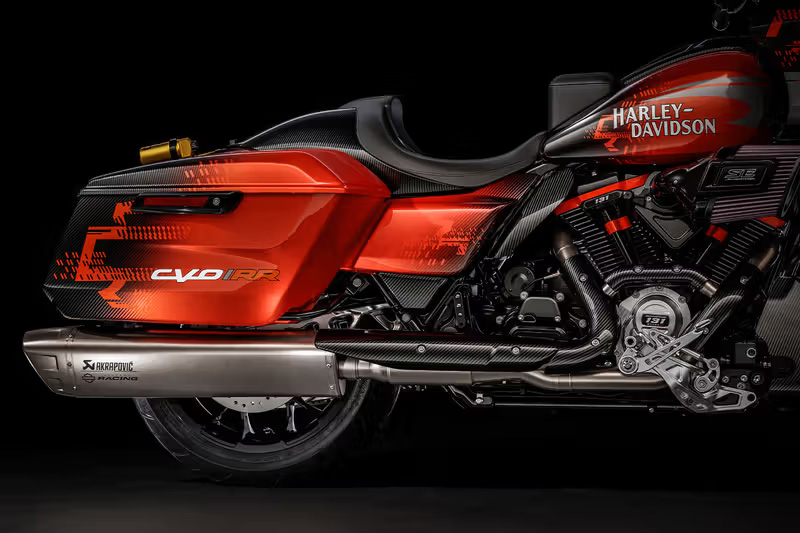 CVO Road Glide RR - вид сбоку