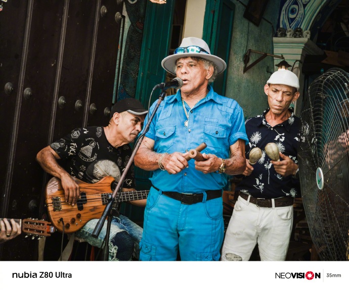 Shot with the periscopic telephoto lens