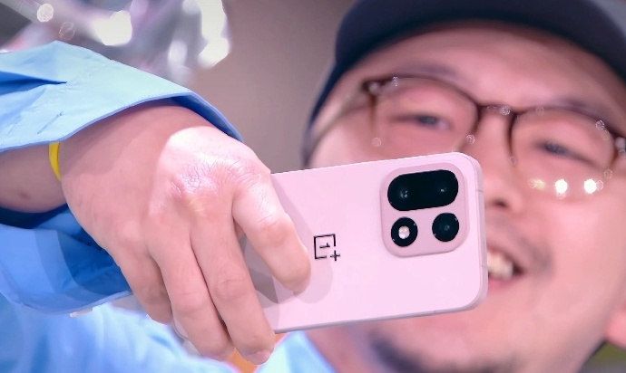 OnePlus 15 leaked in public before official announcement - new design, powerful camera and Snapdragon 8 Elite Gen 5 chip-3