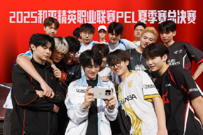 OnePlus 15 leaked in public before official announcement - new design, powerful camera and Snapdragon 8 Elite Gen 5 chip-2