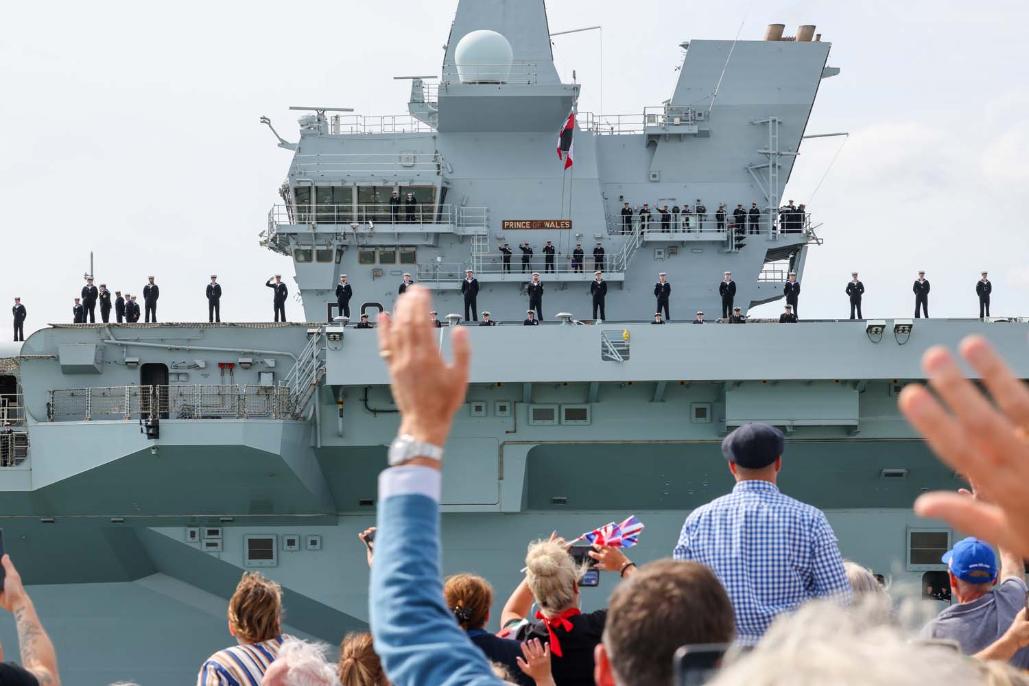 De 3,85 miljard dollar kostende HMS Prince of Wales is vertrokken naar de VS - het grootste vliegdekschip van Groot-Brittannië krijgt F-35B-gevechtsvliegtuigen, MV-22 cabrioletvliegtuigen en drones.