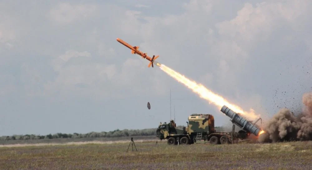 Die Ukraine hat den Anti-Schiffs-Marschflugkörper Neptun modifiziert - er hat einen 350 kg schweren Sprengkopf und kann Ziele in einer Entfernung von bis zu 400 km zerstören