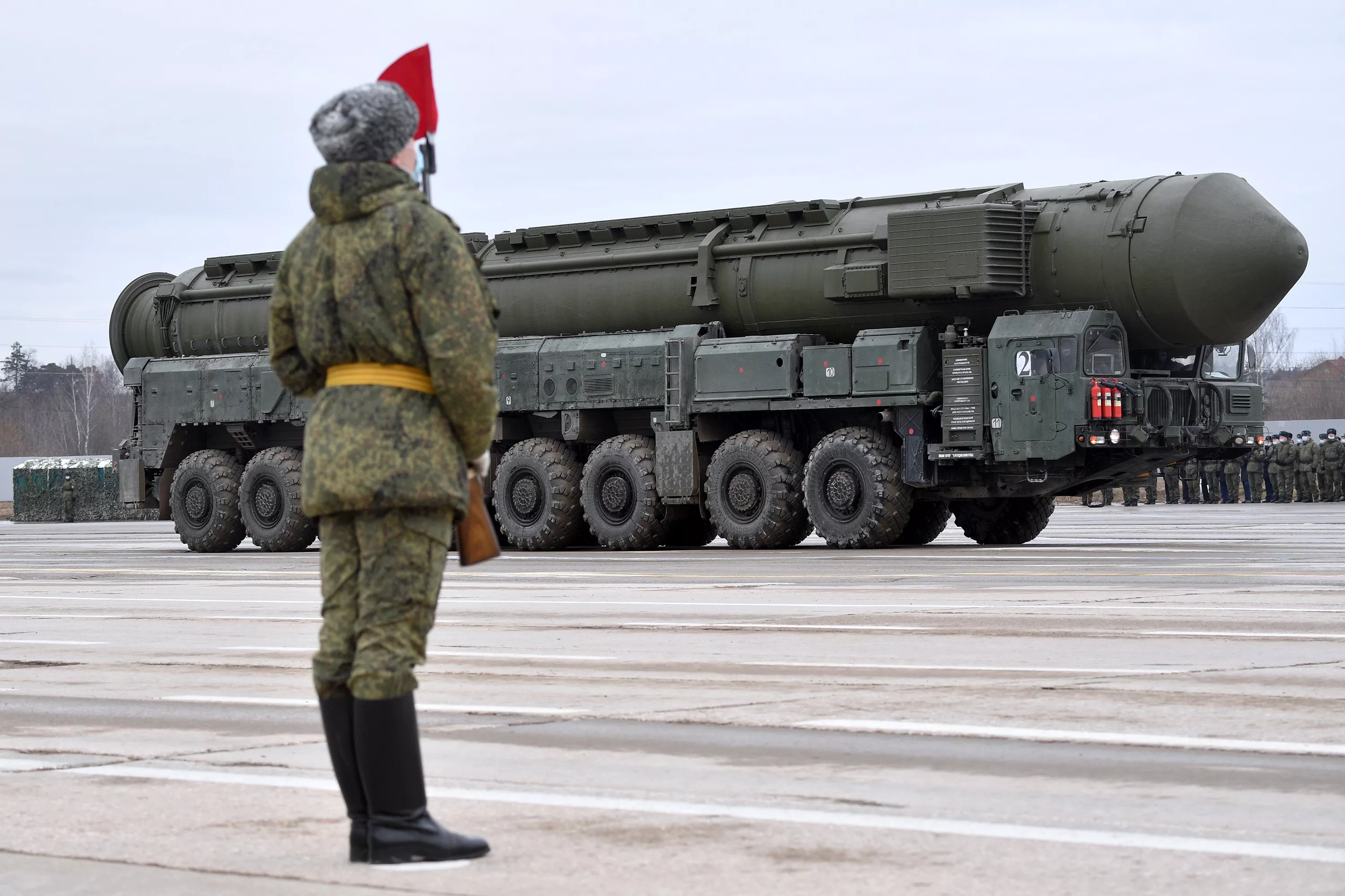 Die Russen haben die ballistische Interkontinentalrakete SS-27 Mod 2 mit einer Reichweite von 12.000 Kilometern gestartet, die einen nuklearen Sprengkopf mit einer Sprengkraft von bis zu 500 Kilotonnen tragen kann.-4