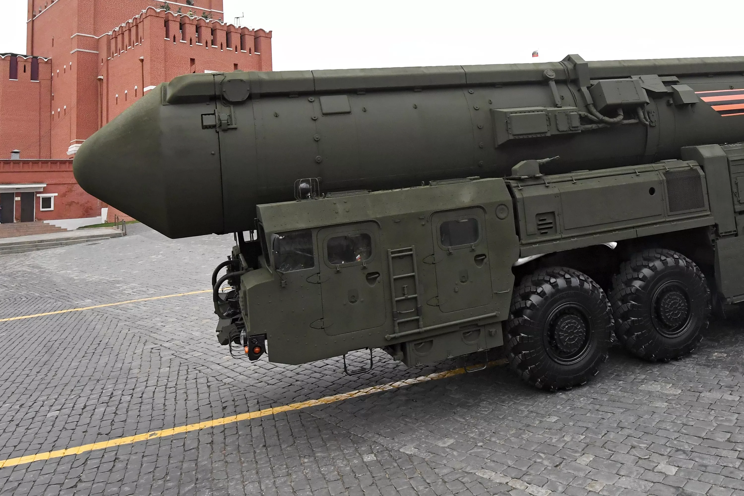 Die Russen haben die ballistische Interkontinentalrakete SS-27 Mod 2 mit einer Reichweite von 12.000 Kilometern gestartet, die einen nuklearen Sprengkopf mit einer Sprengkraft von bis zu 500 Kilotonnen tragen kann.-6