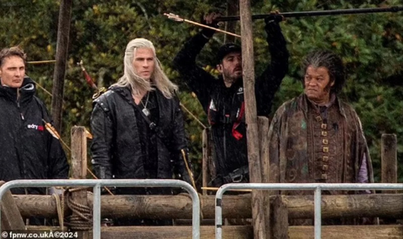 La star de Matrix en vampire : les premières images du tournage de la quatrième saison de The Witcher avec Liam Hemsworth et Laurence Fishburne ont été publiées.-2