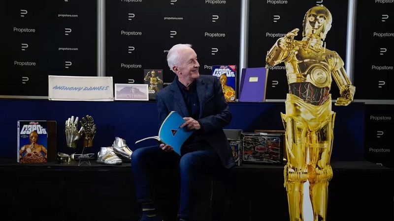 The head of C-3PO from the Star Wars film saga sold at auction for $843,000. Actor Anthony Daniels, who played the role of the droid, parted with a collection of iconic props-2