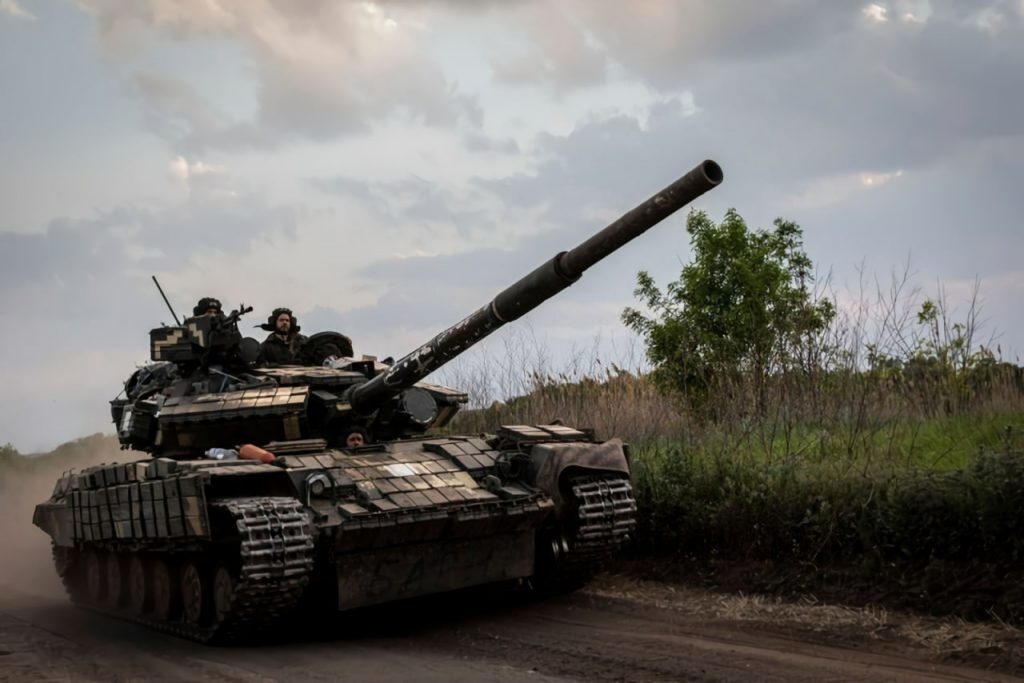 Die ukrainischen Streitkräfte zeigten modernisierte T-64BV-Panzer des Modells 2022 mit einem neuen Visier, L3-Harris-Funk, Satellitennavigation und Stoßschutzgittern