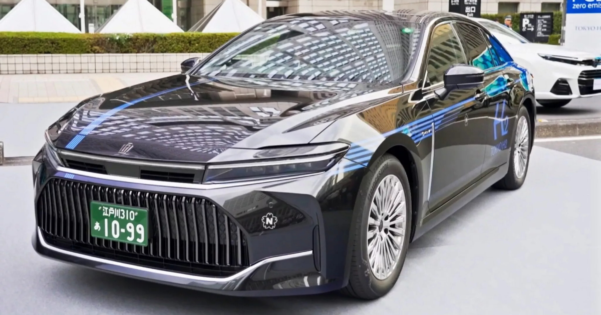 Водородное такси Toyota Crown FCEV на улицах Токио