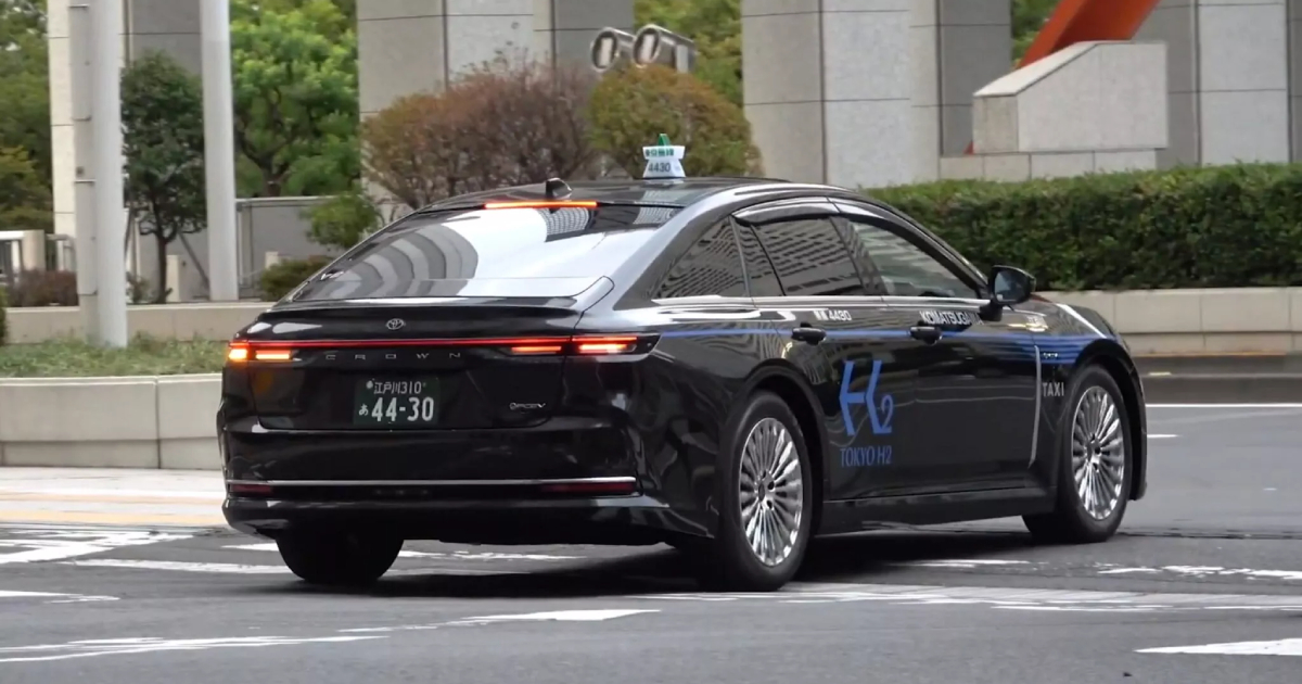 Особенности интерьера Toyota Crown FCEV для такси