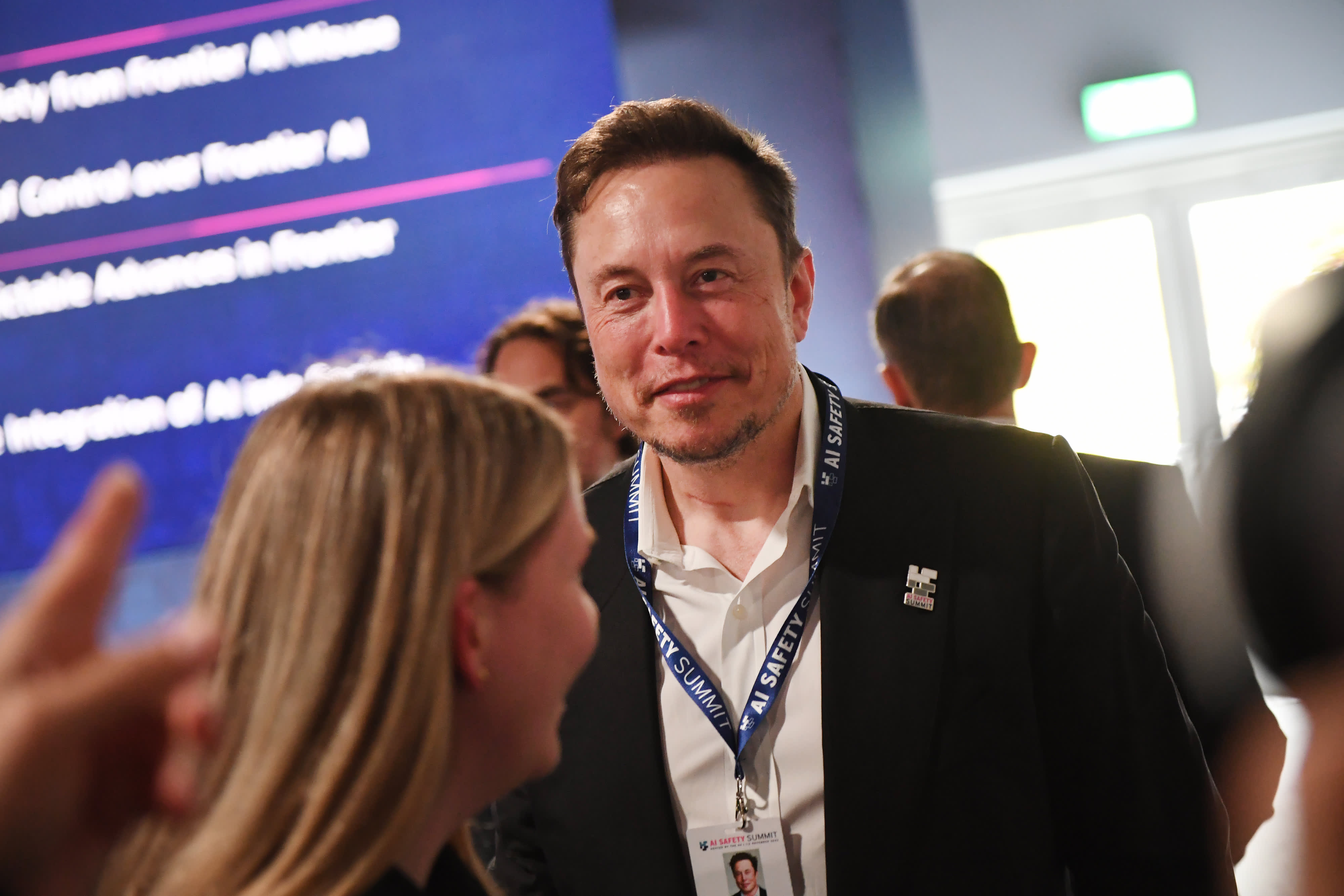 Elon Musk prevede che, grazie all'intelligenza artificiale, in futuro non ci sarà più bisogno di lavorare
